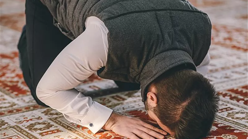  دون وجود عذر شرعي.. هل يجوز للمسلم أن يجمع بين الصلوات؟