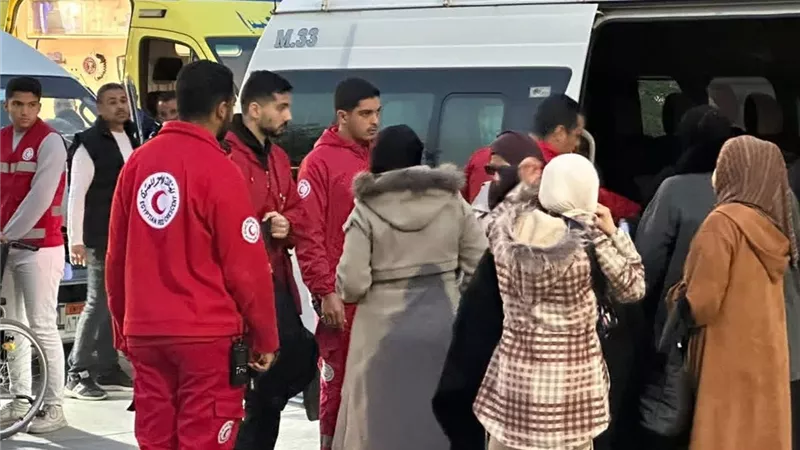 فرق الهلال الأحمر تنتشر على معبر رفح لاستقبال الدفعة السادسة من المرضى