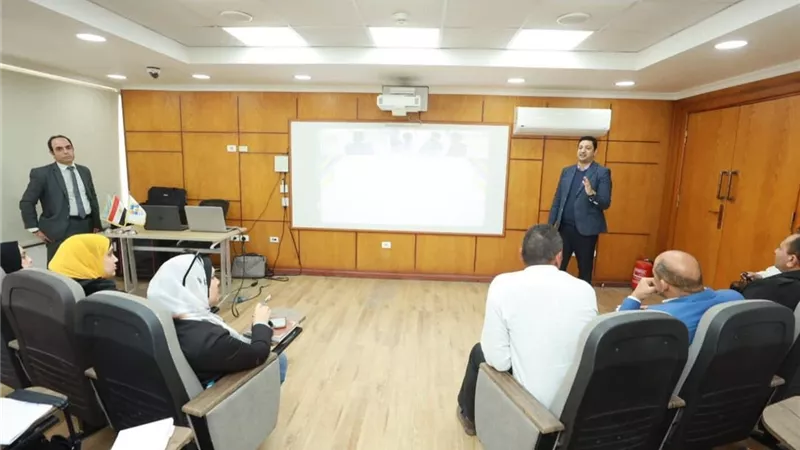 محافظ كفر الشيخ يتابع فعاليات برنامج الأرشفة الإلكترونية بمركز الاستدامة