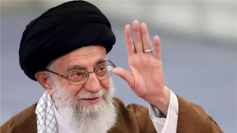 خامنئي يدعو الشعب الإيراني إلى دفع العدو بالصمود والانسجام