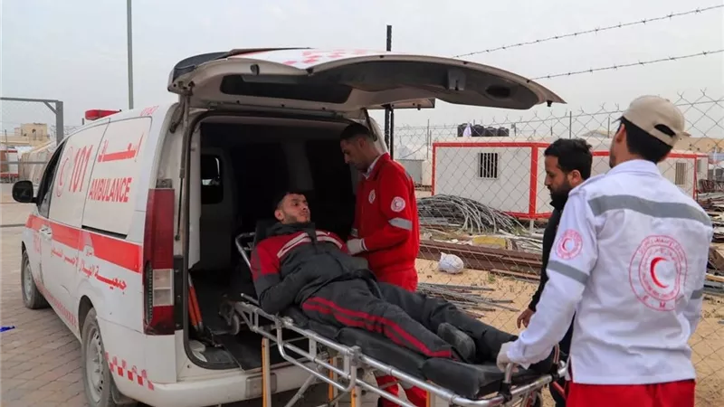 الهلال الأحمر الفلسطيني يشارك في إجلاء 40 مواطنا عبر معبر رفح 