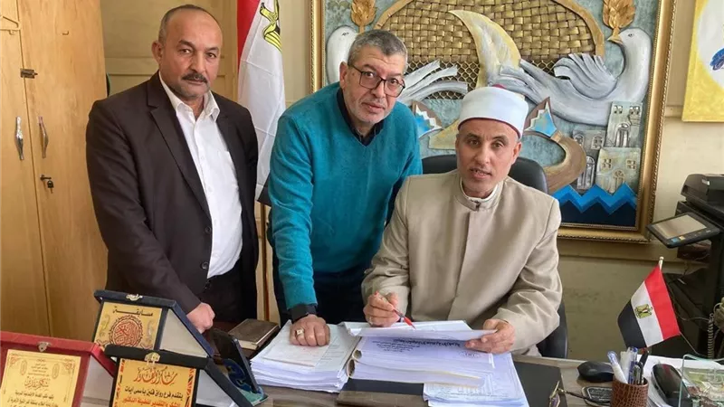رئيس منطقة كفر الشيخ الأزهرية يتسلم نتيجة الشهادتين الابتدائية والإعدادية