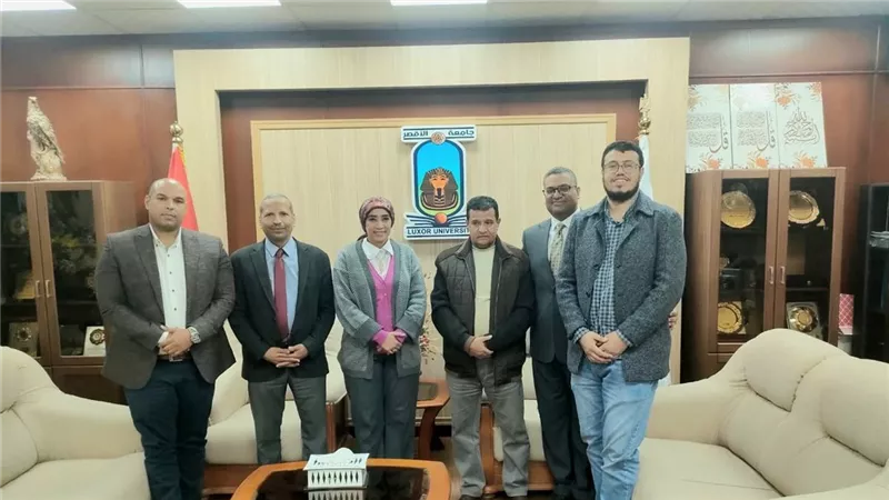 رئيس جامعة الأقصر تستقبل وفد مركز «رؤيا» للعيون وتتسلم جهازا طبيا جديدا