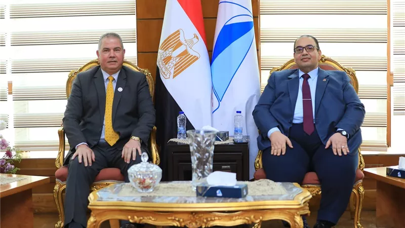تعزيز الشراكة بين جامعتي 