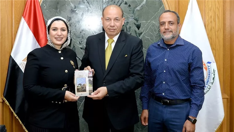 رئيس جامعة المنصورة يستقبل فريق مركز الحفريات الفقارية