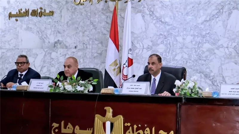 محافظ سوهاج يبحث الموقف التنفيذي لمشروعات «حياة كريمة»