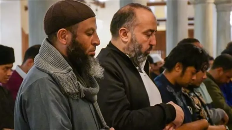 حكم صلاة المأموم إذا أخطأ الإمام في قراءة الفاتحة.. أمين الفتوى يوضح