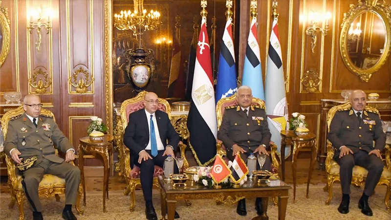 الفريق أول عبدالمجيد صقر يلتقي وزير الدفاع الوطني للجمهورية التونسية 