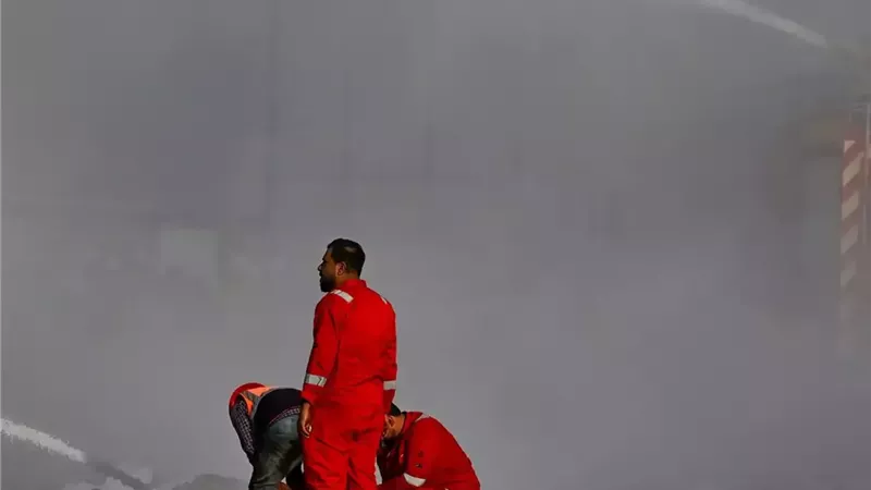قتيل و13 مصابًا جراء حريق مفاجئ بأكبر مصفاة نفط في العراق| فيديو