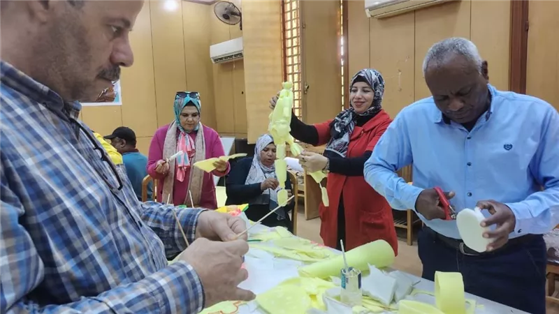مراحل تصنيع الدمى في ورشة المسرح الأسود لدعم الأطفال ذوي فرط الحركة