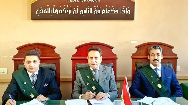 السجن 10 سنوات لثلاثة متهمين بخطف شاب وسرقته بالإكراه بدائرة المناخ