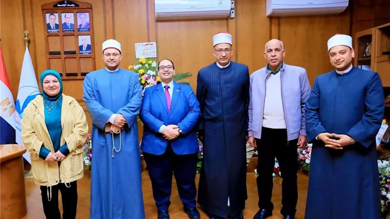 وفد أزهري يقدم التهنئة لرئيس جامعة كفر الشيخ
