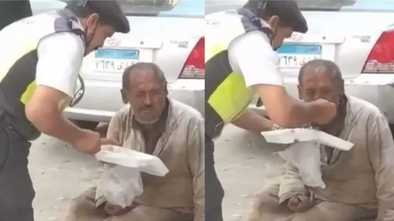 لقطة إنسانية تتصدر المشهد.. أمين شرطة يطعم مسنا مشردا وسط شوارع طنطا