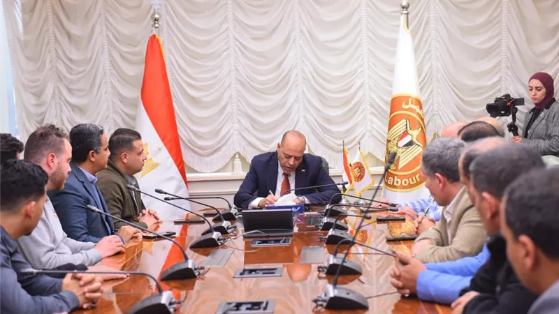 وزير العمل ينهي إضراب عمال شركة جيد تكستايل إيجيبت بالعاشر من رمضان