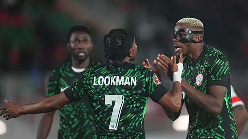 مدرب نيجيريا يكشف كواليس خلاف لوكمان وأوسيمين في أمم أفريقيا