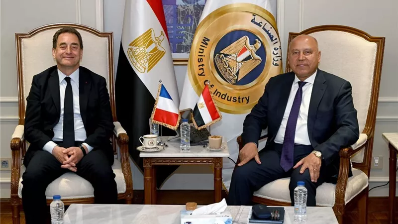 كامل الوزير يبحث مع السفير الفرنسي مستجدات مشروعات النقل المشتركة
