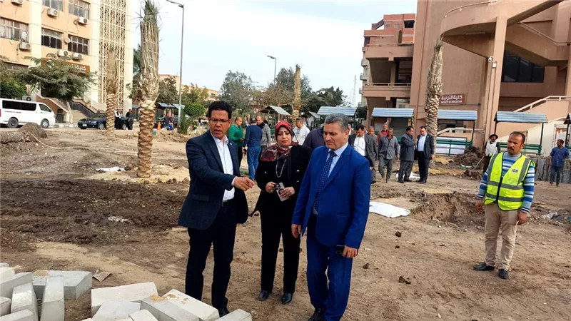 رئيس جامعة بنها يتفقد زراعة النخيل بكلية التربية بكفر سعد 