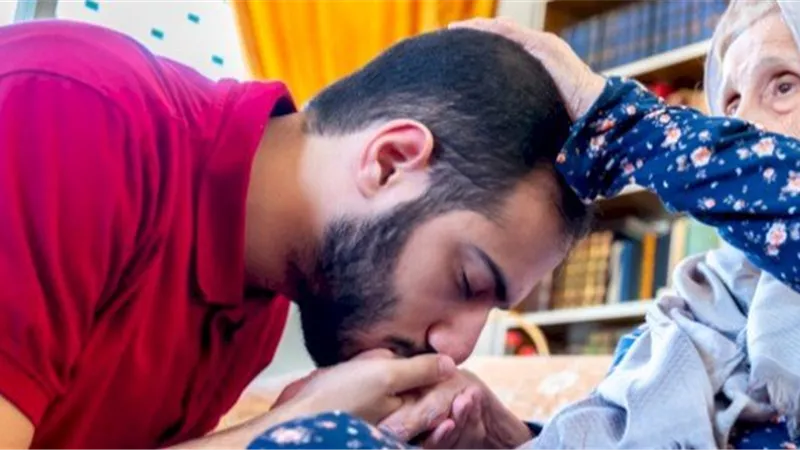 دار الإفتاء: يُسنُّ تقبيل يد العلماء والصالحين والوالدين وكبار السن