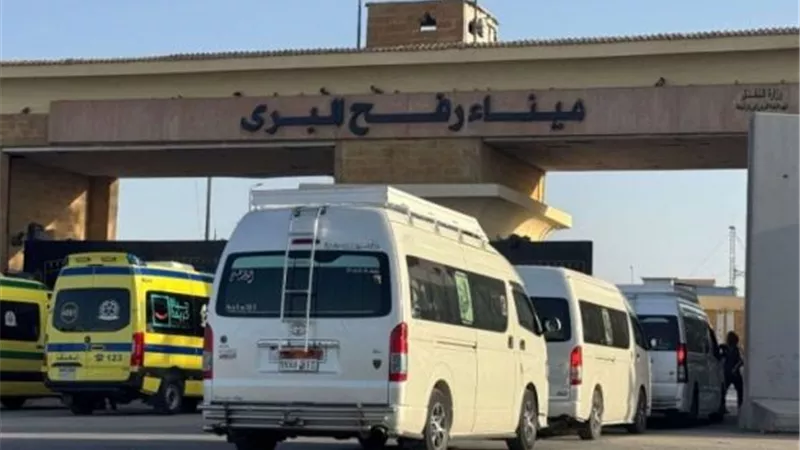 عودة فلسطينيين لـ غزة عبر معبر رفح.. واستقبال دفعة من الجرحى|فيديو