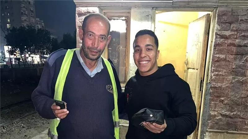 أمانة حمدي.. عامل مزلقان قليوب يعيد 40 ألف جنيه وهاتف آيفون لصاحبها