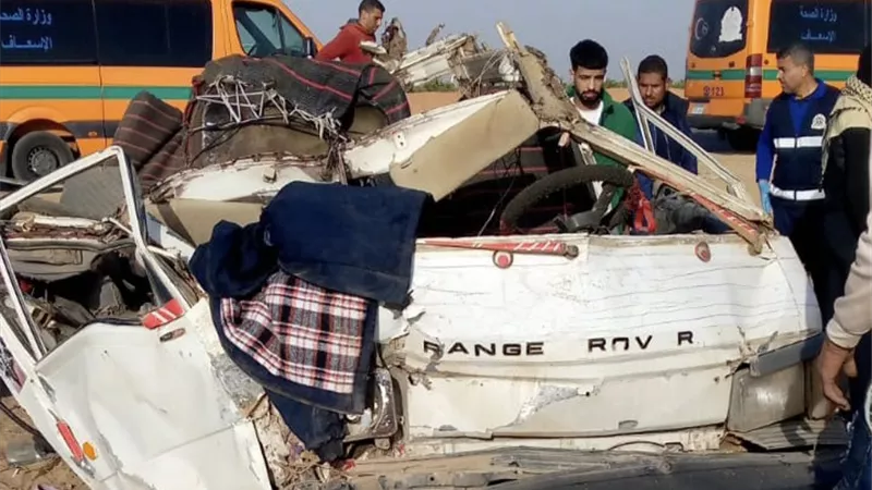 مصرع شخص وإصابة 25 آخرين في انقلاب ميكروباص بوصلة أم قمر بالإسماعيلية