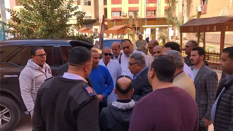 محافظ الدقهلية يزور مستشفى السنبلاوين ويطمئن على مصابي حادث انقلاب سيارة 