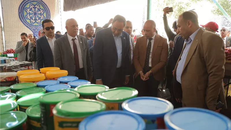 محافظ قنا يتفقد معرض 