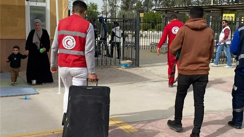 الهلال الأحمر المصري يقدم خدمات إنسانية وإغاثية للدفعة السابعة من مرضى غزة
