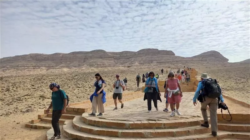 وفود أجنبية مختلفة تزور المناطق الأثرية في المنيا 