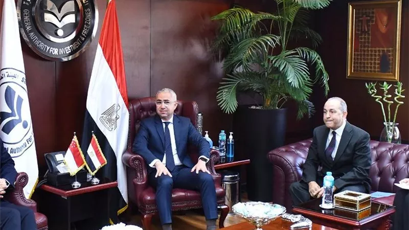 رئيس هيئة الاستثمار يبحث مع سفير سنغافورة تعزيز التعاون الاستثماري المشترك