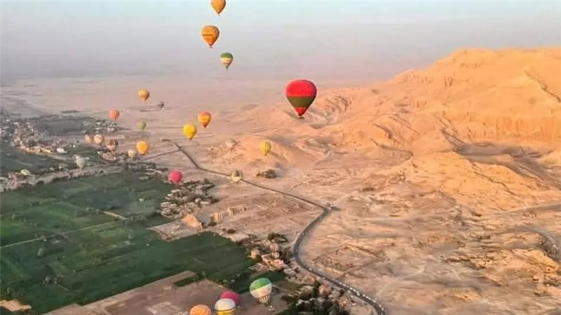 طفرة سياحية غير مسبوقة.. 5250 سائحا في سماء الأقصر على متن 219 رحلة منطاد