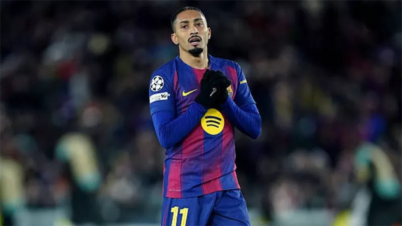 غموض موقف رافينيا قبل مواجهة أتلتيكو مدريد بكأس ملك إسبانيا