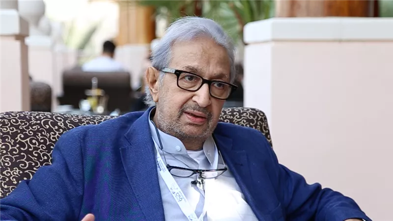 «اقتربت من هؤلاء».. أوراق من حياة العملاق نور الشريف فنانا وإنسانا (6)