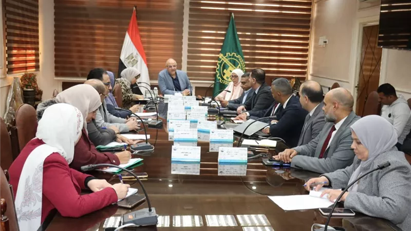 محافظ القليوبية يبحث تعميم الدفع الإلكتروني «طوالي» بأتوبيسات المحافظة