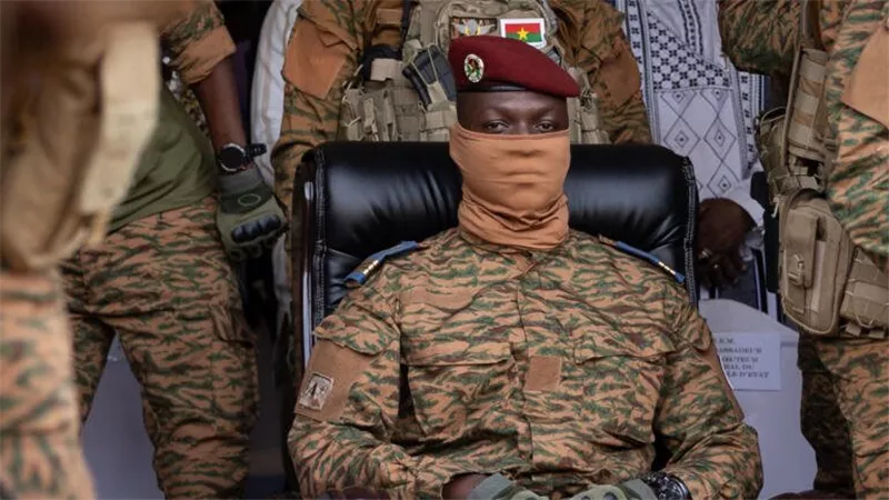 المجلس العسكري في بوركينا فاسو يحل الأحزاب ويعطل الحياة السياسية