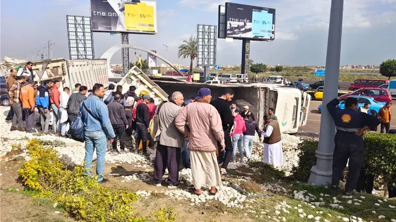 مصرع شخصين إثر انقلاب تريلا فوق سيارة ملاكي بالإسكندرية