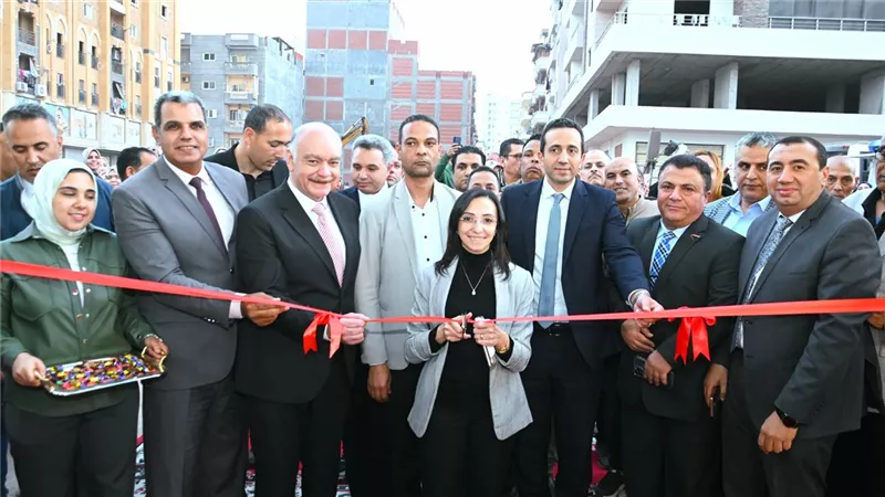 وسط إقبال جماهيري.. محافظ البحيرة تفتتح ثالث معارض 