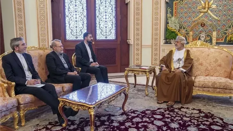 سلطان عمان يبحث مع لاريجاني تطورات المفاوضات الإيرانية الأمريكية