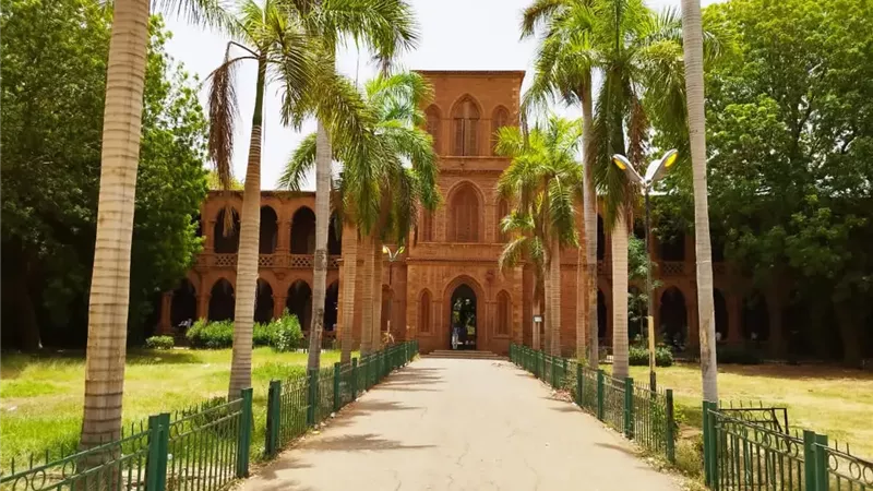 ممنوع البنطلون وكشف الشعر.. جامعة الخرطوم تقر ضوابط جديدة لزي الطالبات
