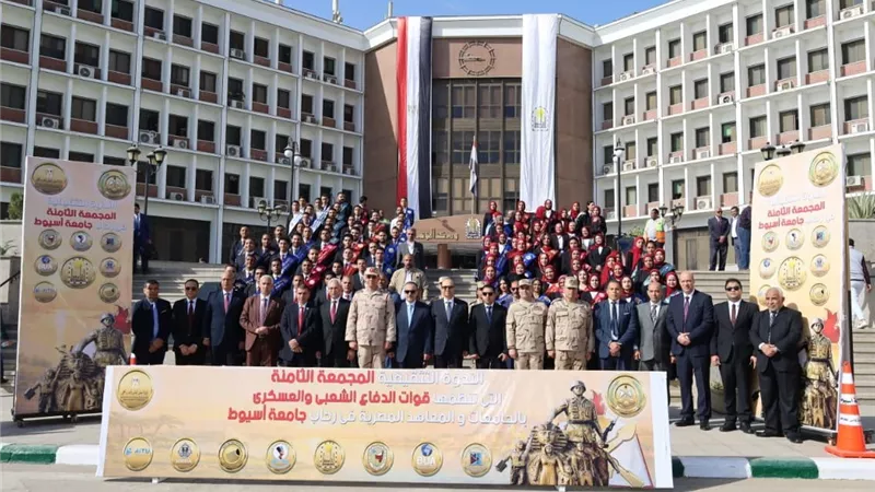 رئيس جامعة المنيا يشهد الندوة التثقيفية المجمعة لقوات الدفاع الشعبي