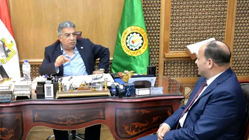 محافظ الدقهلية يستقبل وكيل وزارة الري الجديد بمكتبه
