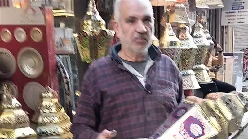 مع اقتراب رمضان.. أقدم صناع الفوانيس يحيون التراث في الفيوم