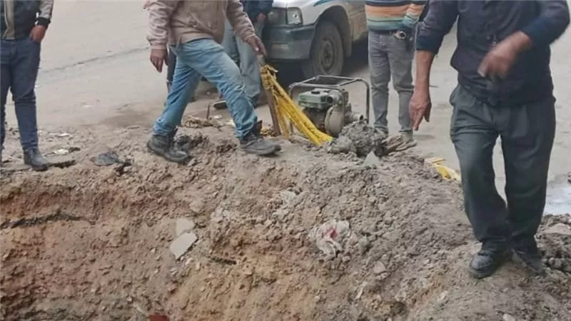 إصلاح كسر بخط طرد صرف صحي بمدينة دسوق بكفرالشيخ 