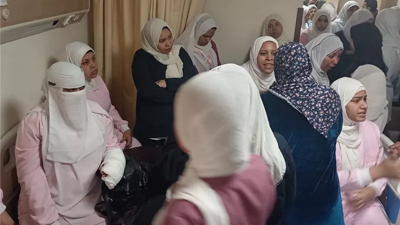 كسرولها ذراعها.. أسرة طفل تتعدى على ممرضة بنجع حمادي.. والصحة: حررنا محضرا