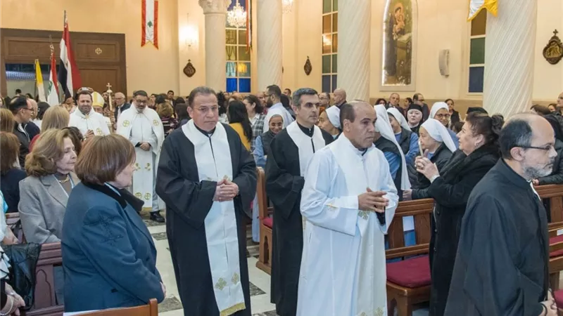 المطران شيحان يحتفل بعيد القديس مار مارون بكنيسته بمصر الجديدة