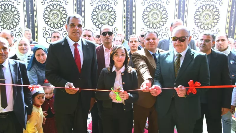 محافظ البحيرة تفتتح معرض 