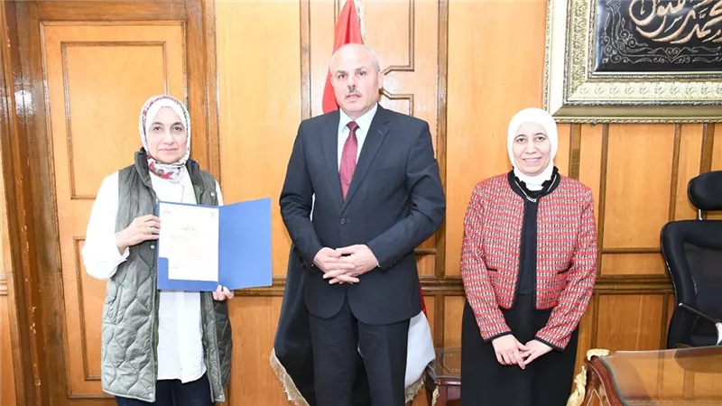 رئيس جامعة قناة السويس يُكرّم المهندسة أمل شكري يوسف لبلوغها سن التقاعد