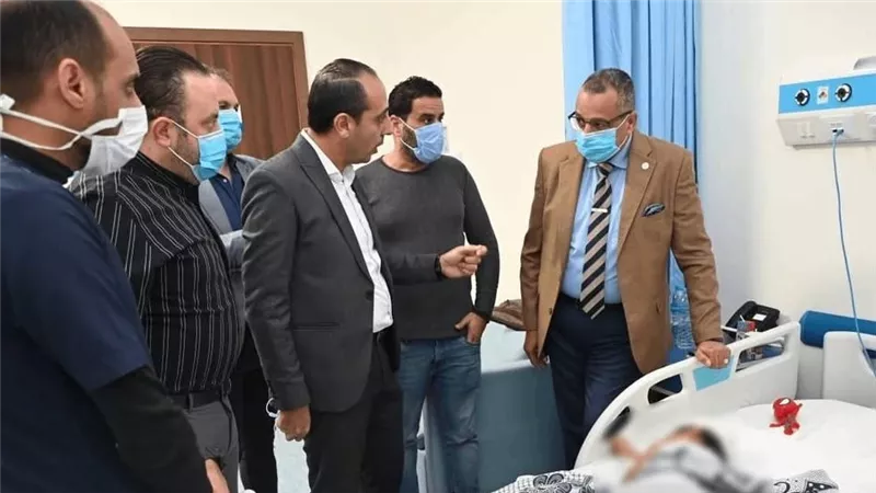 محافظ جنوب سيناء يطمئن على صحة الطفل المصاب بهجوم كلاب في رأس سدر