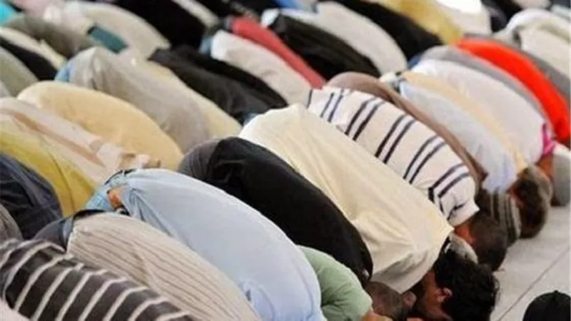 حكم صلاة الإمام والمأمومين عند زيادة ركعة بالصلاة.. دار الإفتاء توضح 