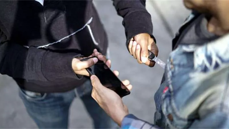  حبس متهمين بالتعدي على آخر بسلاح لسرقة هاتفه بالزيتون